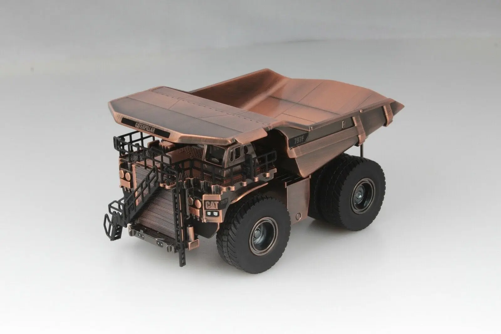 

Карьерный грузовик DM 1/125 Cat 797F с медной элитной серией модель 85251
