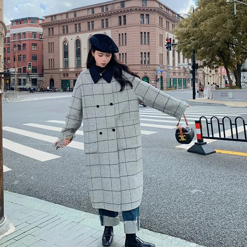 Женская осенне-зимняя куртка в шотландскую клетку средней длины