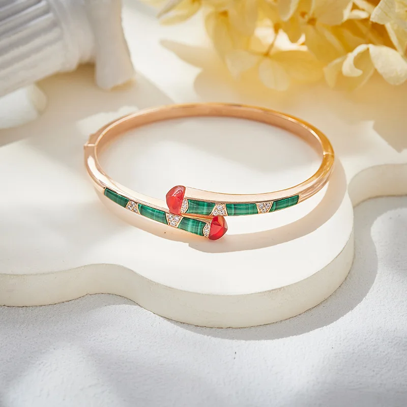 Золотой браслет с цирконами для женщин