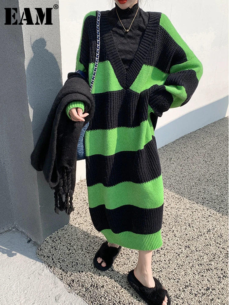 

[EAM] Women Green Striped Big Size Long Knitting Dress New V-Neck Long Sleeve Loose Fit Fashion Tide Autumn Winter 2022 1DF2978