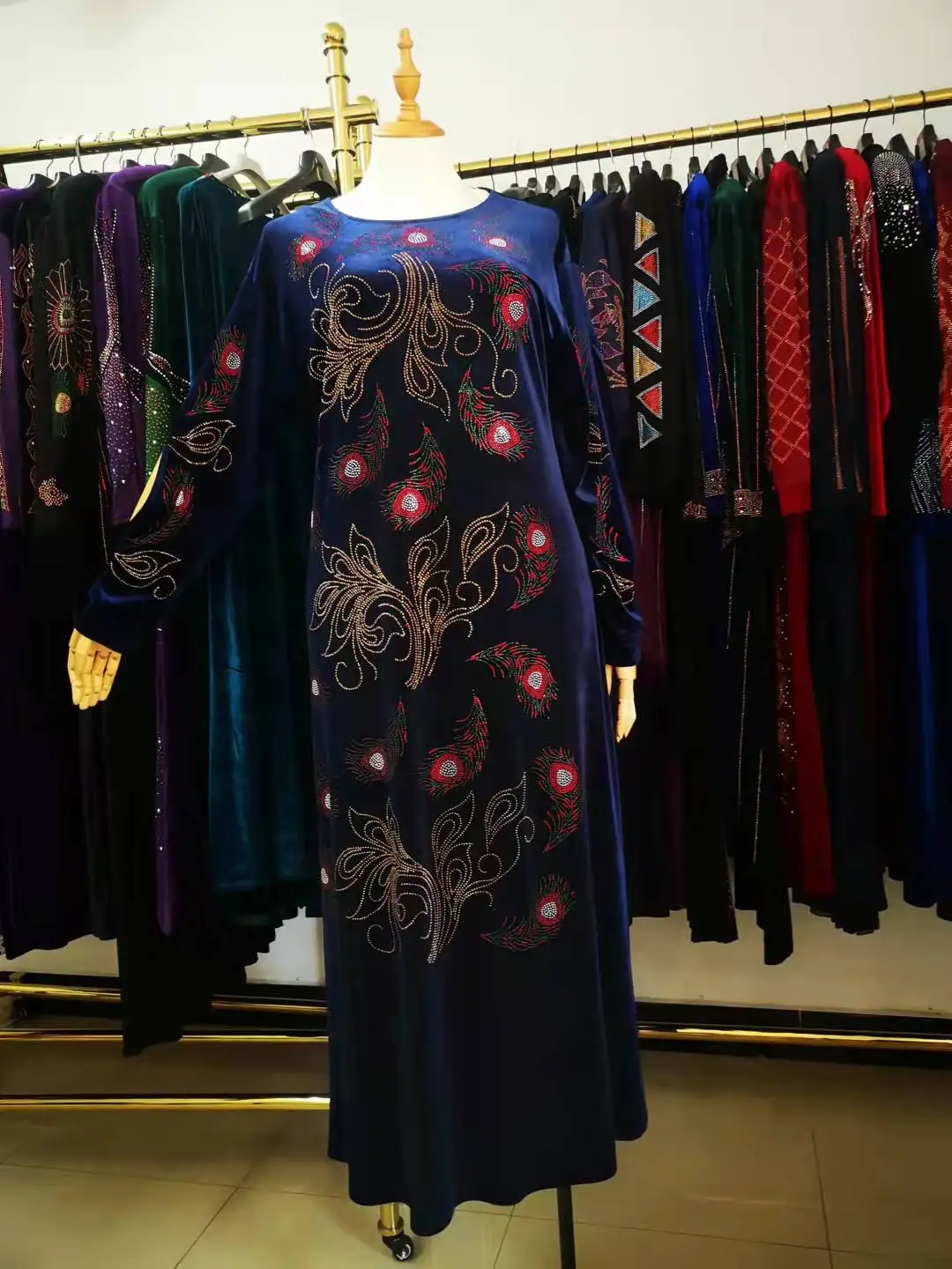 

Бархатное платье с изысканным узором в виде перьев, ограниченное количество