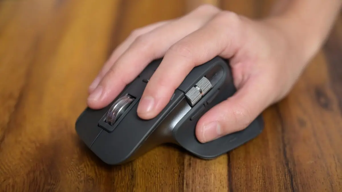 Logitech mx 3s обзор. Logitech mx master 3s. рука на мышке. мышь офисная с двумя колесиками. держит мышку.