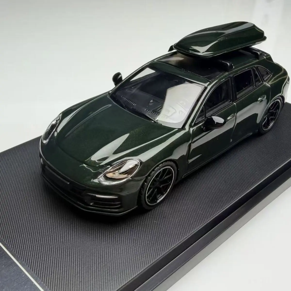 Фото Модель автомобиля Porsche Pamela Touring Edition из литого металла в масштабе 1:64 от Ghost Player. №4