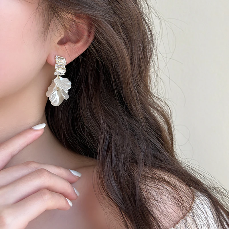 

DREJEW White Shell Pearl Flower Drop Earrings For Women Korean Elegant Petal Dangle Earrings Ladies Fashion Zircon Ear Jewelry