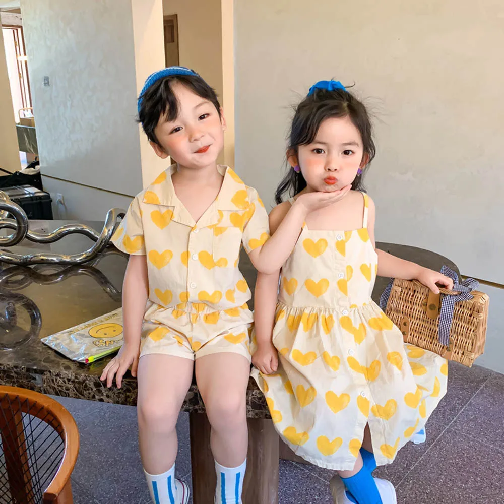 

Комплект для маленьких детей, летняя одежда для мальчиков и девочек с принтом Love, Корейская одежда для мальчиков, хлопковое платье на подтяжках для девочек, костюм для милого брата и сестры