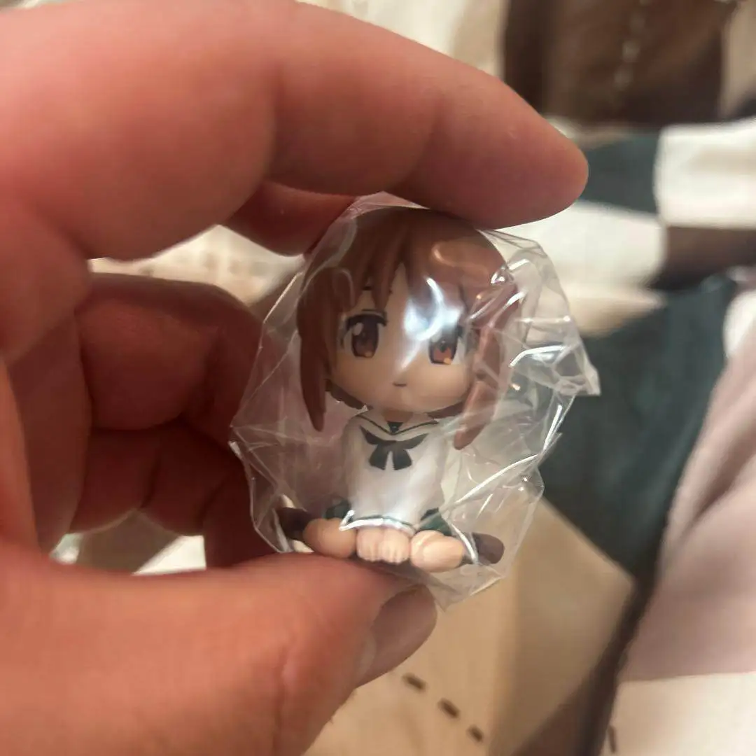 Фото Коллекционная аниме-фигурка Bandai: Girls Und Panzer — Михо, Саори, Юкари, Мако (сидящие девушки, обнимающиеся на коленях) для настольного декора №3