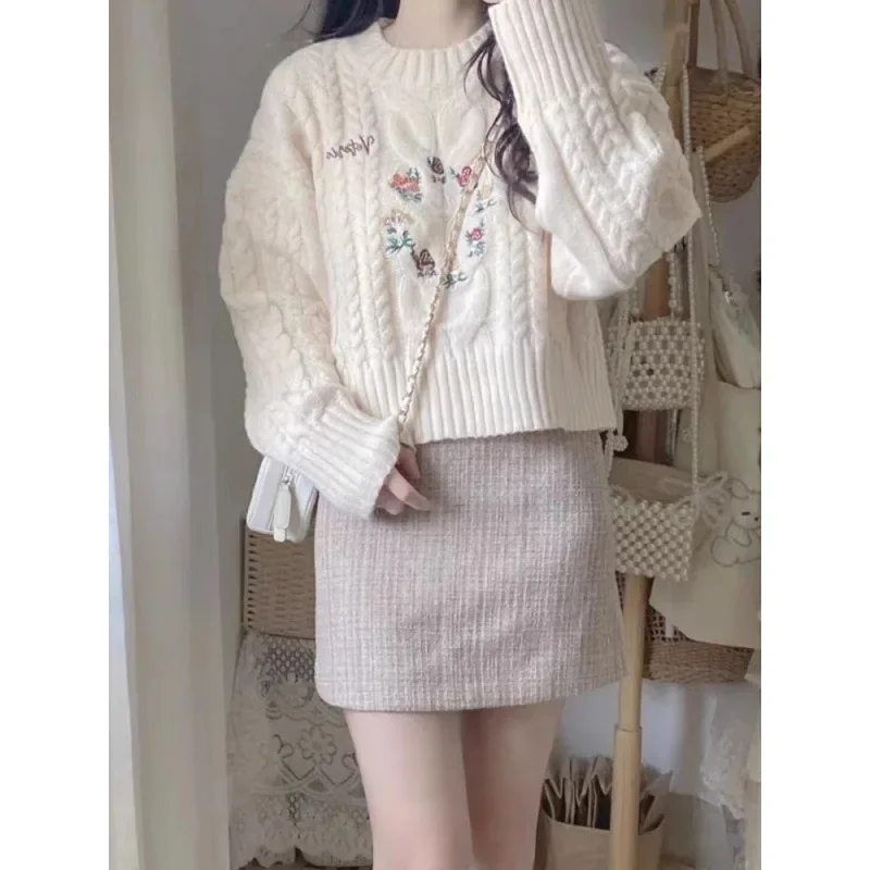 Мягкий эластичный свитер с японской винтажной вышивкой женский нишевый дизайн