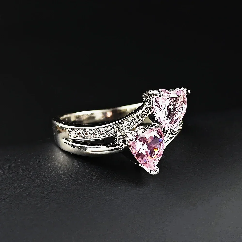 Женское кольцо в форме сердца с фианитом