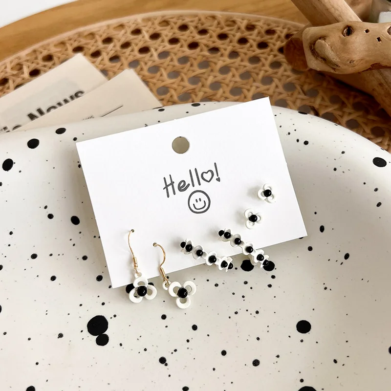 

Minar Retro 3 Pairs/Set Black White Contrasted Color Flower Stud Earrings Set for Women Femme Metal Floral Statement Earring