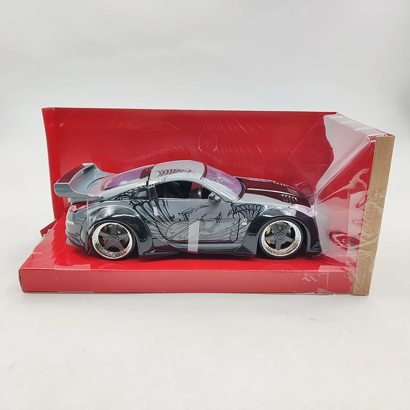 Pressofuso in scala 1:24 Nissan 350Z collezione di modelli di auto in lega sportiva ornamenti di Souvenir Display giocattoli per veicoli regalo da collezione