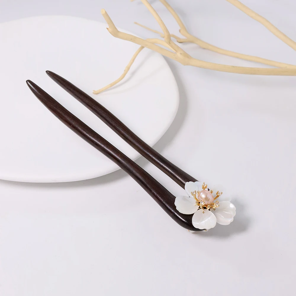 Заколка для волос в виде ракушки с цветком сандалового дерева и жемчугом