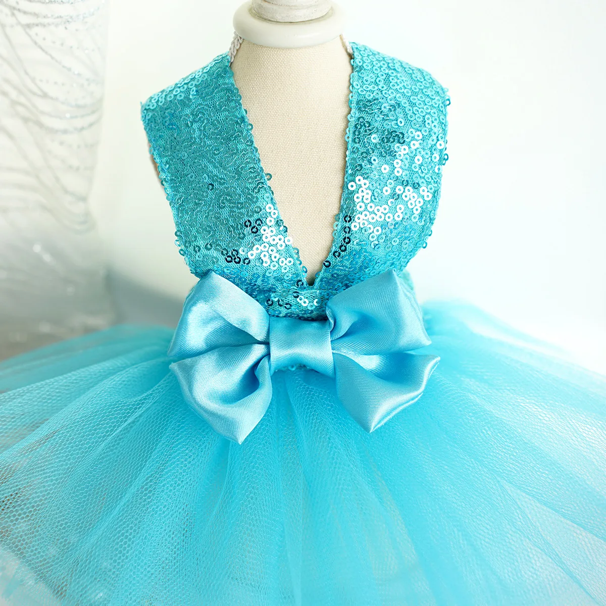 

Женское платье с юбкой-пачкой и бантом