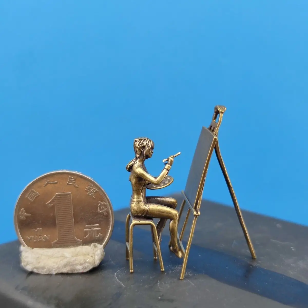 

Миниатюрная статуэтка из латуни "Эскиз девушки"