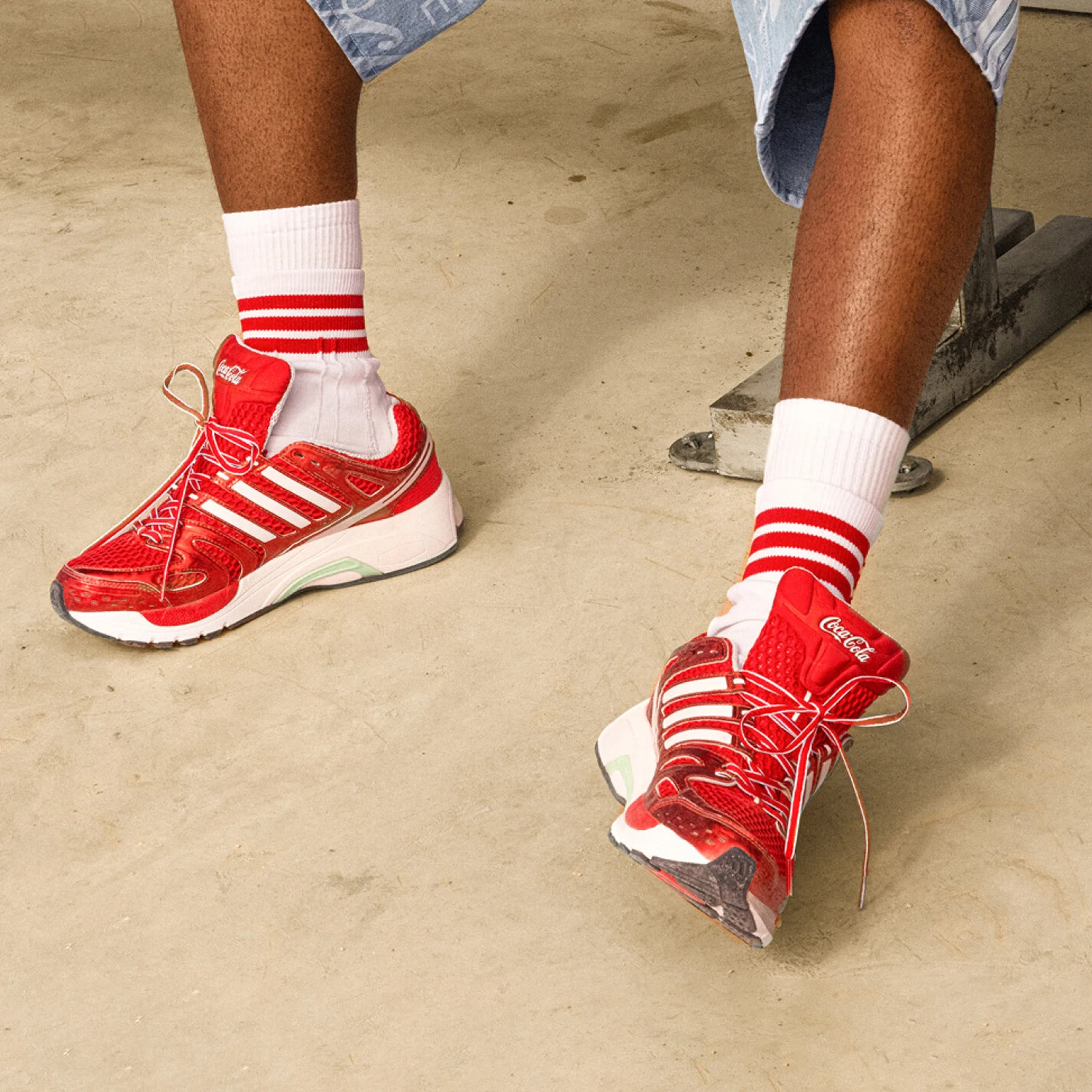 Фото Оригинальные всесезонные унисекс повседневные кроссовки Adidas на шнуровке KH6895 №1