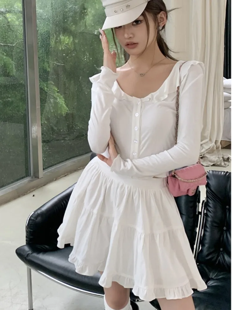 Женский костюм-двойка с юбкой и V-образным вырезом