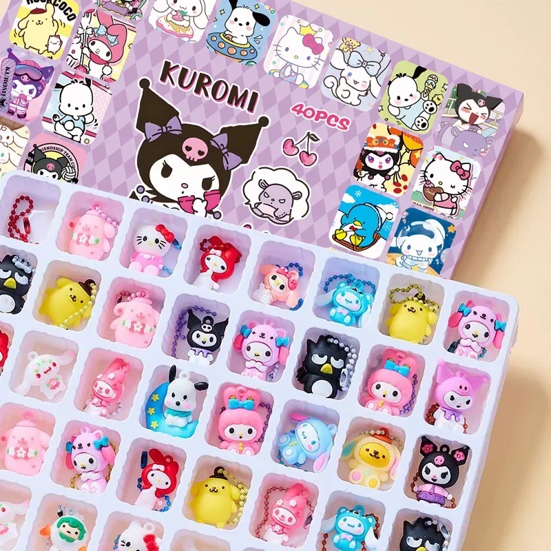Коробка с рождественским сюрпризом Kuromi Hello Kitty 40 шт