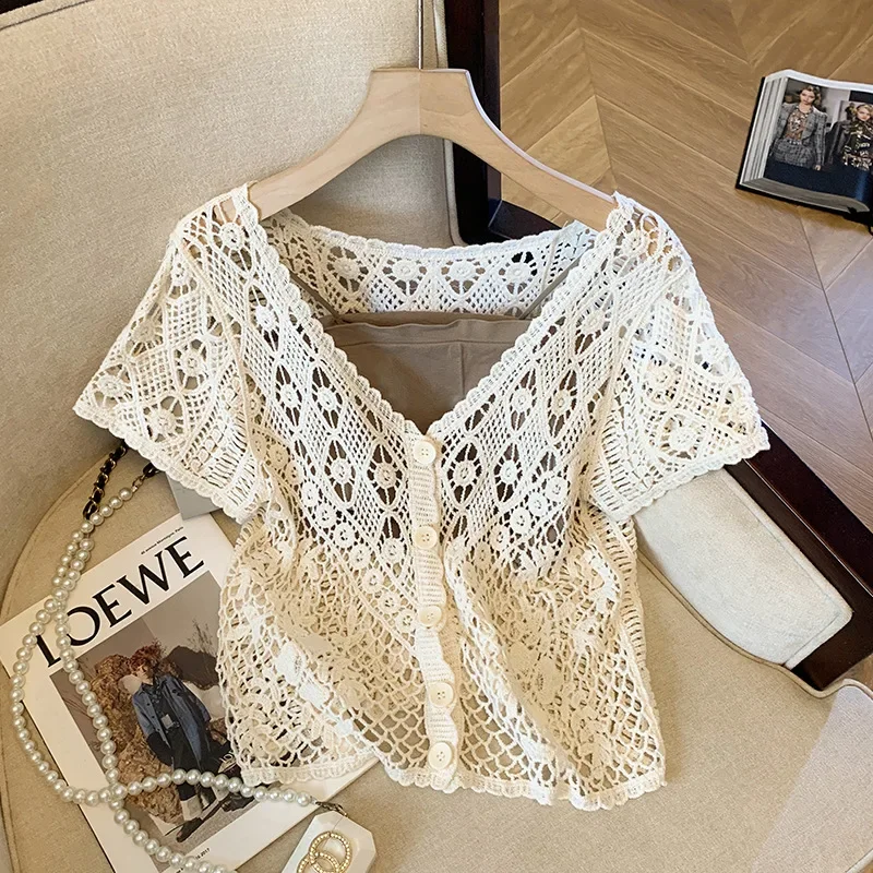 Вязаный пуловер с v-образным вырезом во французском стиле. Чувственная сборка