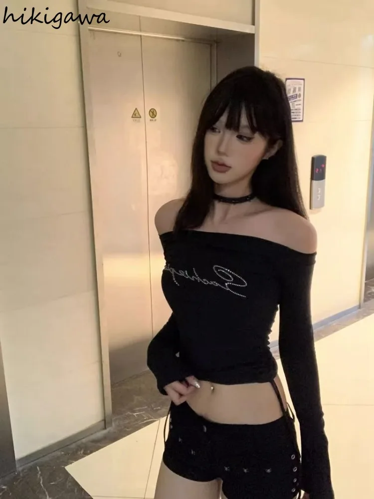 Женская футболка с вырезом лодочкой длинным рукавом и стразами