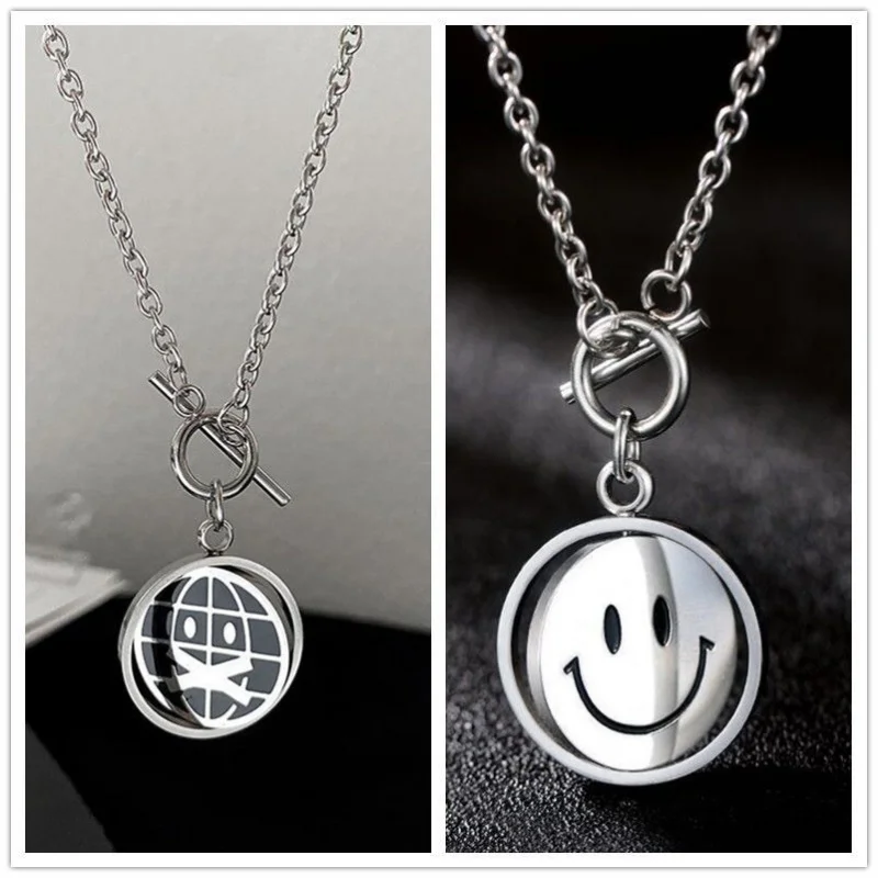 

Titanium Steel OT Buckle Personality Bad Black Rotating Smiley Face Expression Pendant Niche Design Necklace for Couples Hip Hop