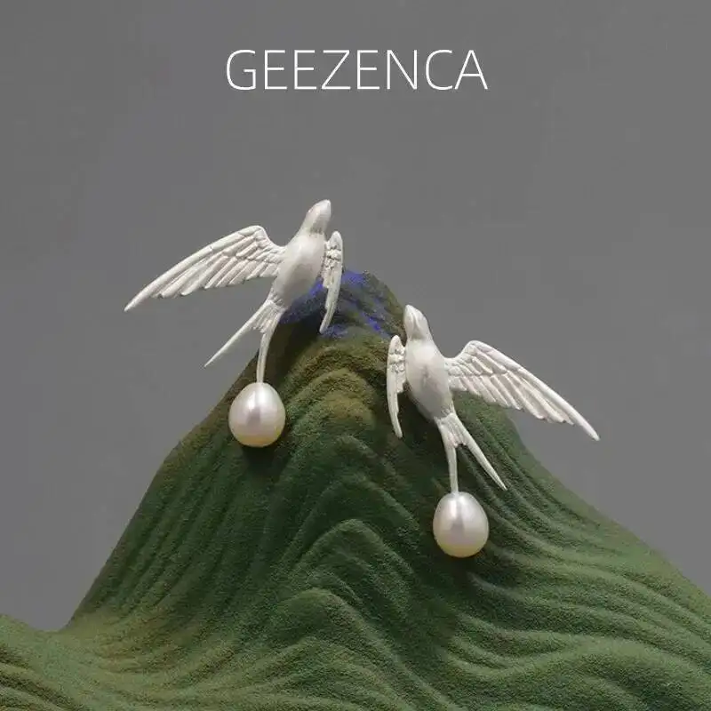 Фото GEEZENCA 925, серебряные жемчужные 3D массивные серьги с изображением ласточки и птицы, женские дизайнерские модные изящные уникальные серьги-гвоздики, подарок на вечеринку для нее №1