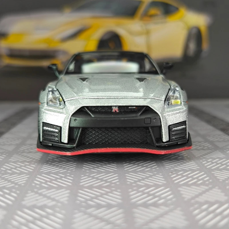 Фото Модель автомобиля Nissan GT-R NISMO R35 из сплава, масштаб 1:32, с открывающимися дверями, имитацией звуковых и световых эффектов, богатой детализацией. №5