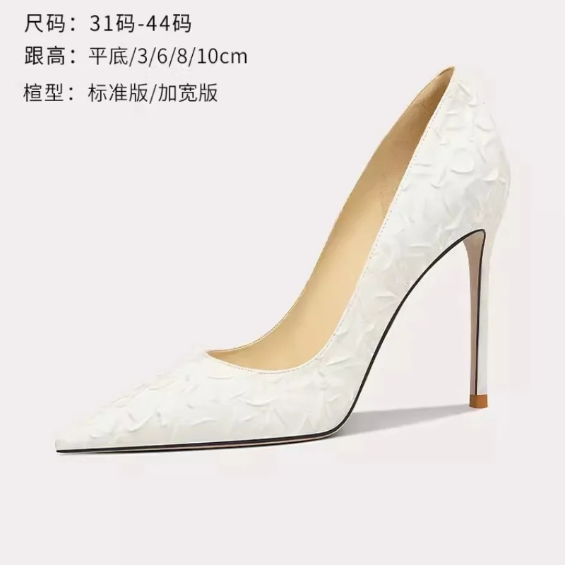 Рисунок 5 - Туфли женские тканевые с острым носком