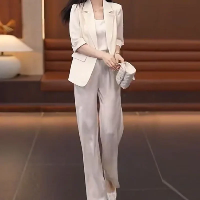 Женский костюм-двойка из блейзера и брюк абрикосового цвета с широкими штанинами