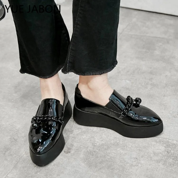 Кроссовки женские из лакированной кожи на цепочке повседневные лоферы платформе