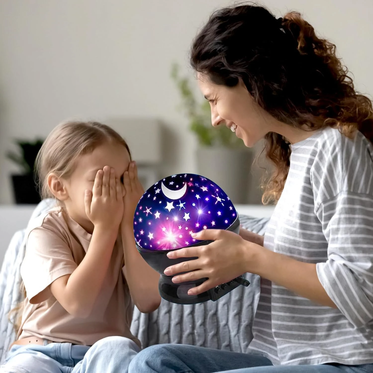 Потрясающая вращающаяся лампа со звездами улучшает декор для детской спальни с