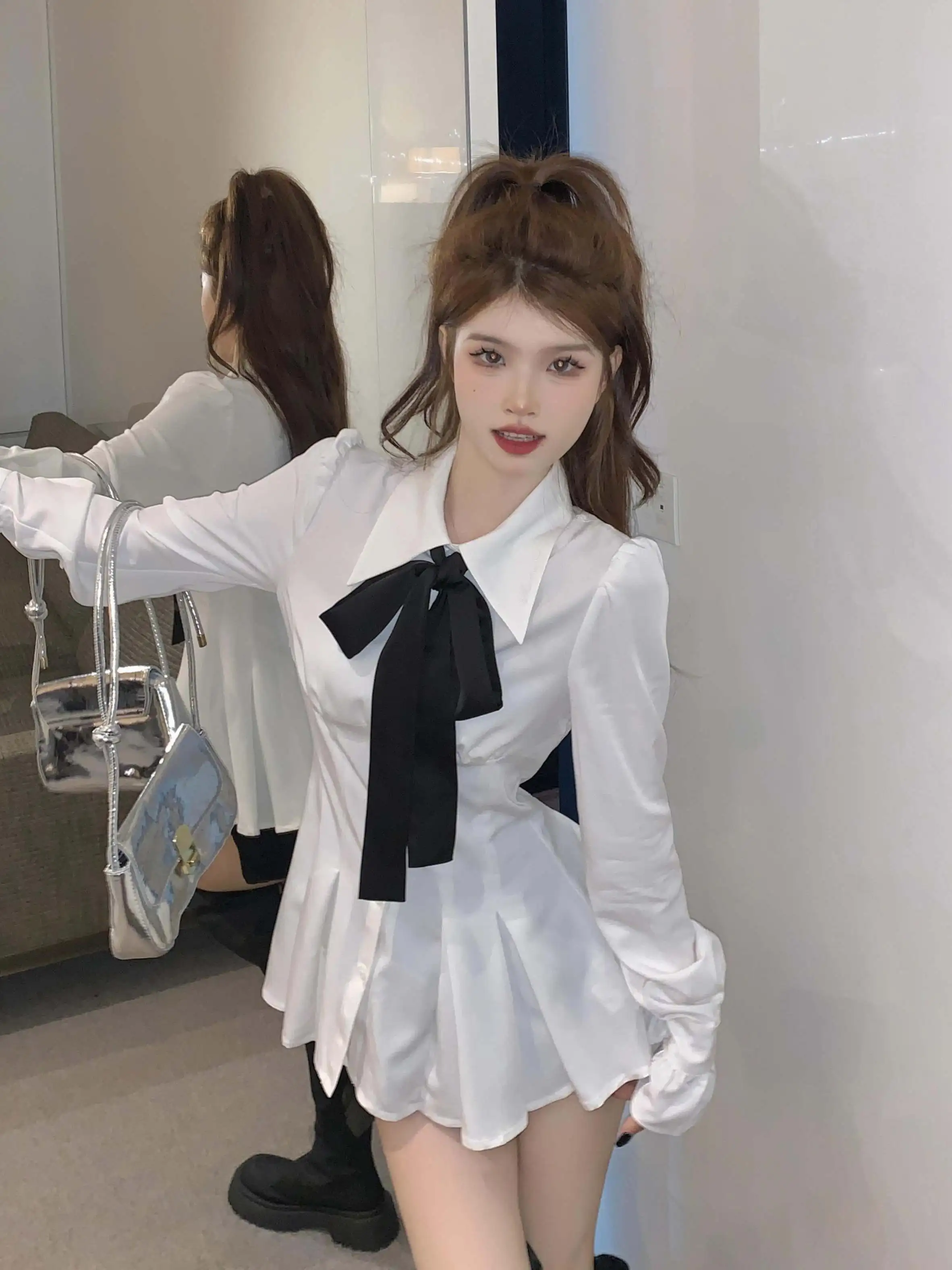 Sweet and Spicy White Pleated Shirts Women 2024 New Winter Retro Lapel Waist Hugging Slimming Long sleeve Top Fashion