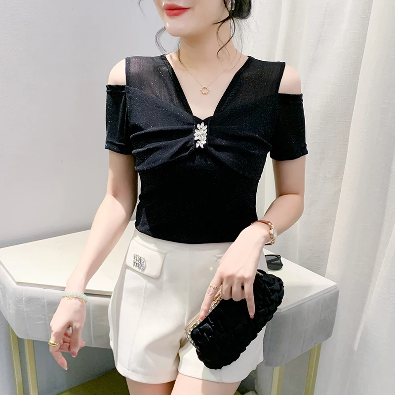 Женская футболка с бантом черная V-образным вырезом и коротким рукавом в