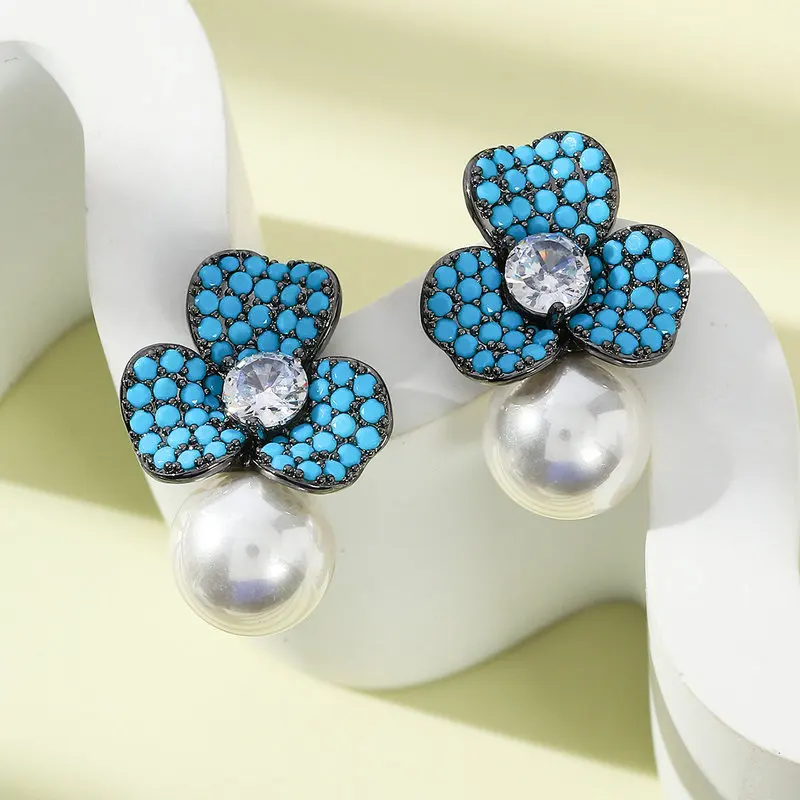 

Женская маленькая серьга с белым жемчугом