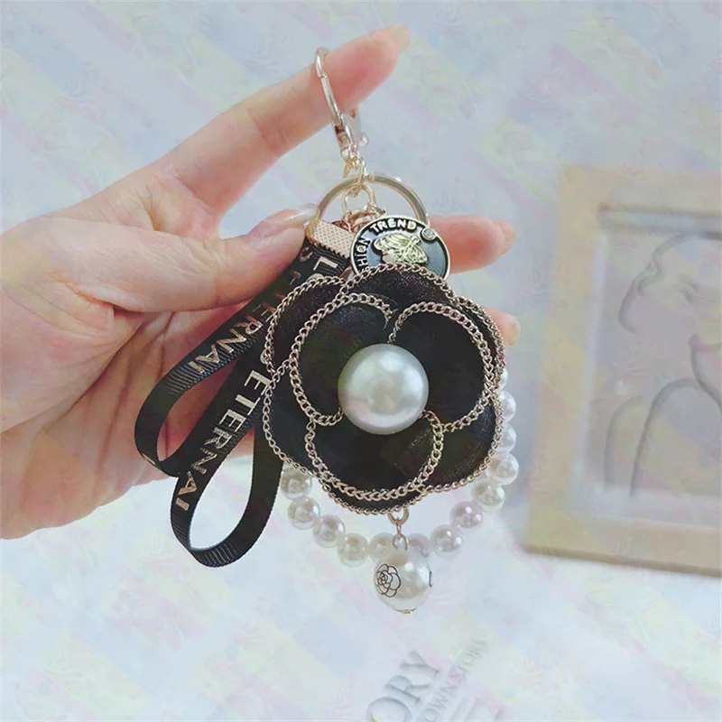 High Quality Pearl String Camellia Keychain Fashion Bag Pendant Ladies Car Keychain Pendant Wholesale Phone Charm Couple Gift