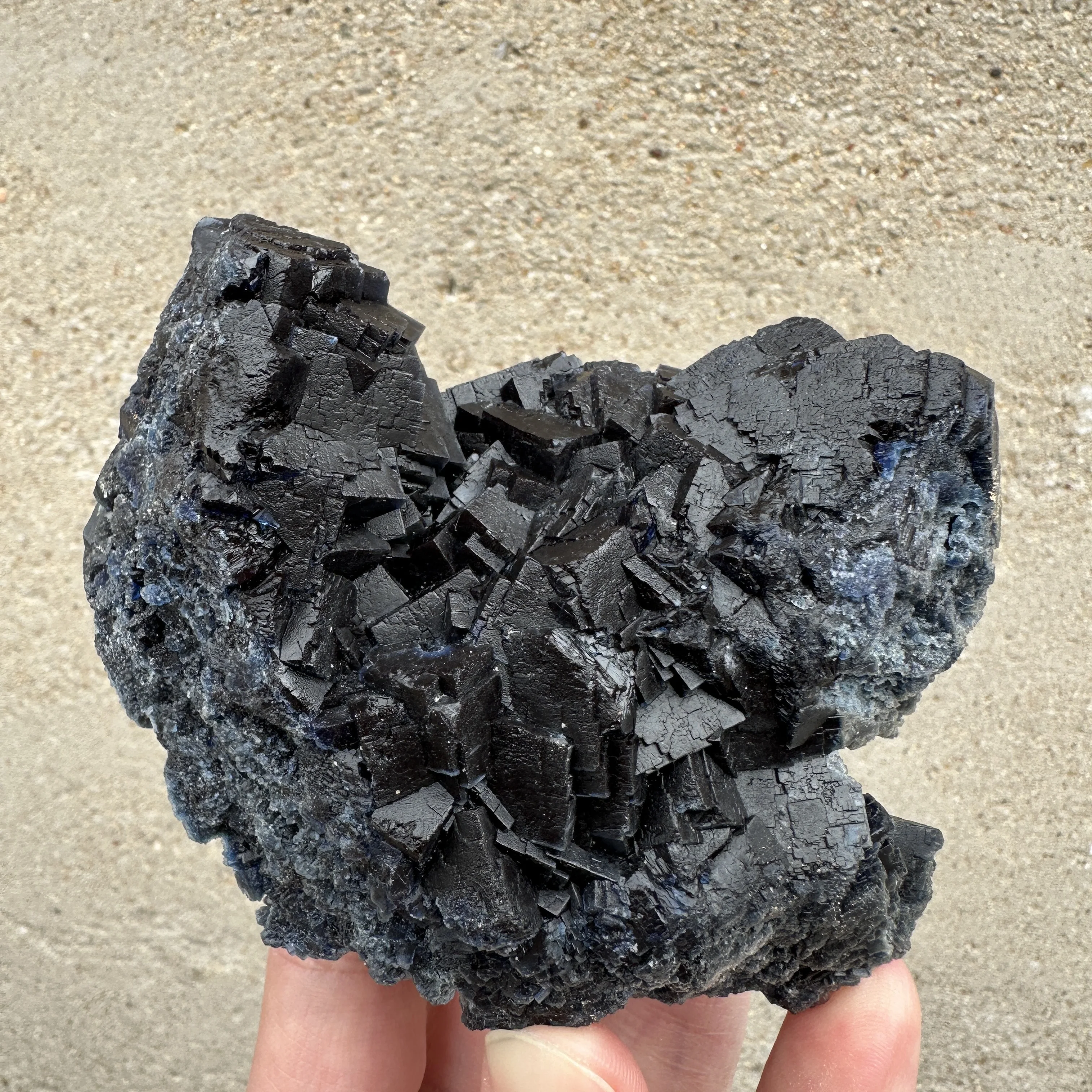 Натуральный Пакистанский Розовый Черный Флюорит Образец (Флуоресцентный Эффект