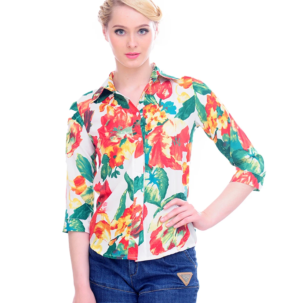 Тонкая шифоновая женская рубашка с круглым вырезом и черным цветочным принтом