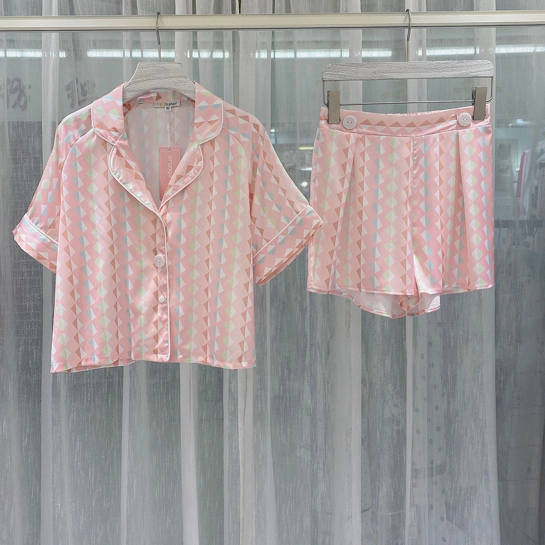 Летняя женская классическая шелковая розовая ночная сорочка с отворотами и