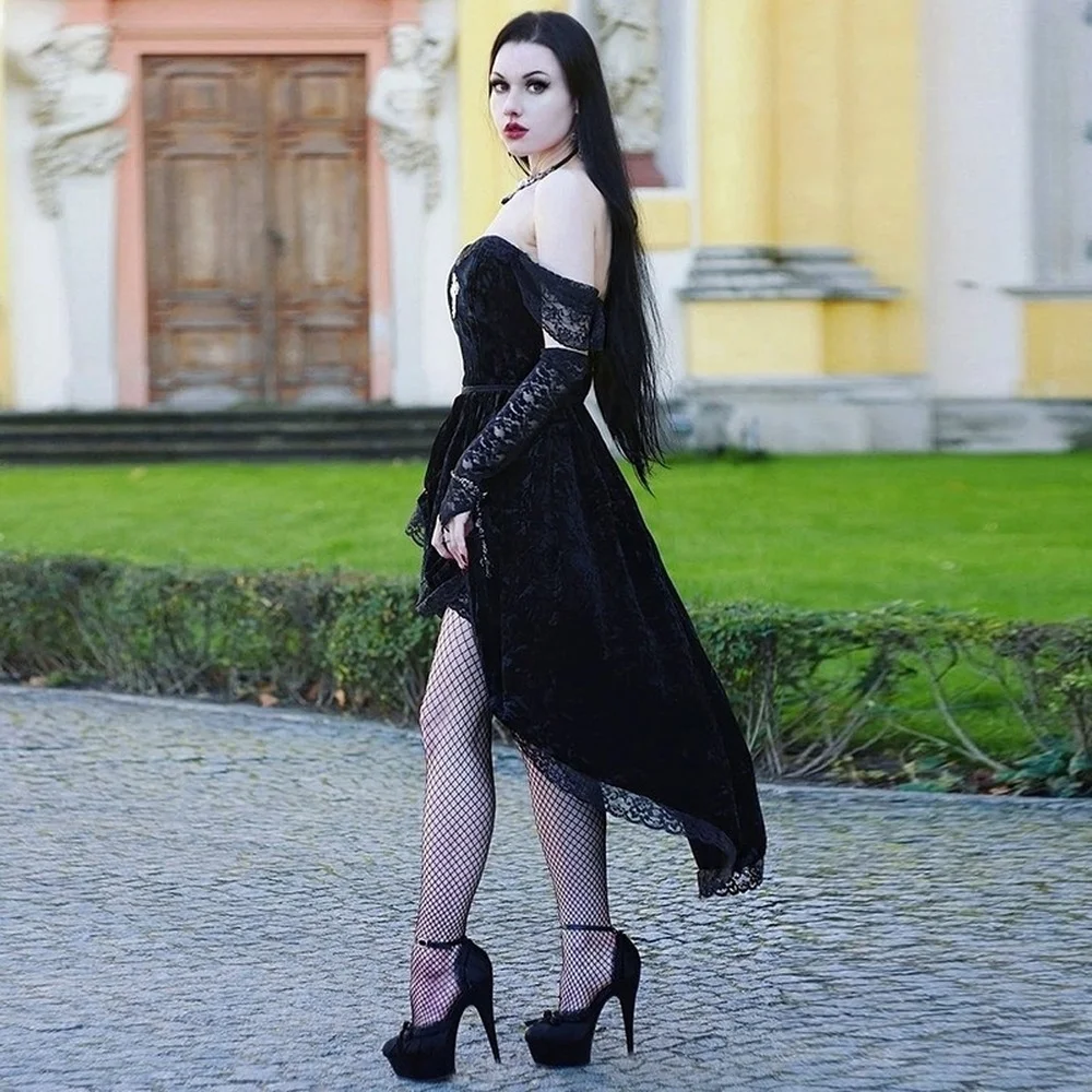 Женское платье с открытыми плечами черное бархатное кружевной отделкой