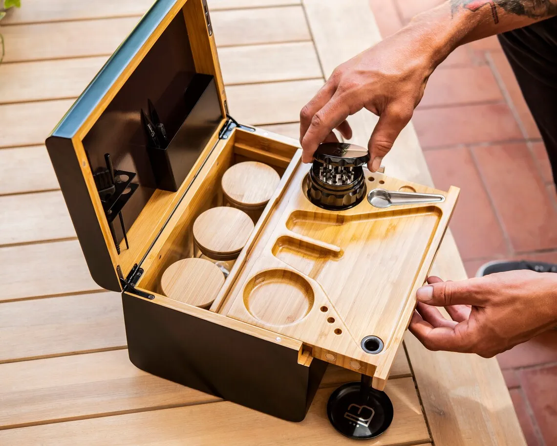 Оптовая продажа металлический измельчитель трав с логотипом на заказ аксессуары