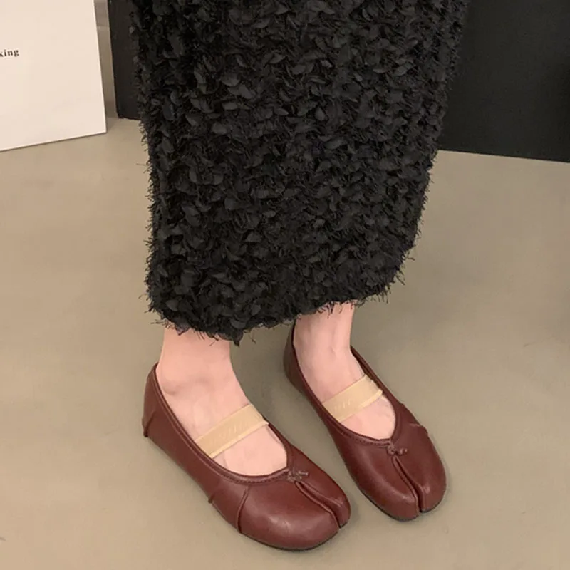 Женские туфли на плоской подошве с разрезом без застежки