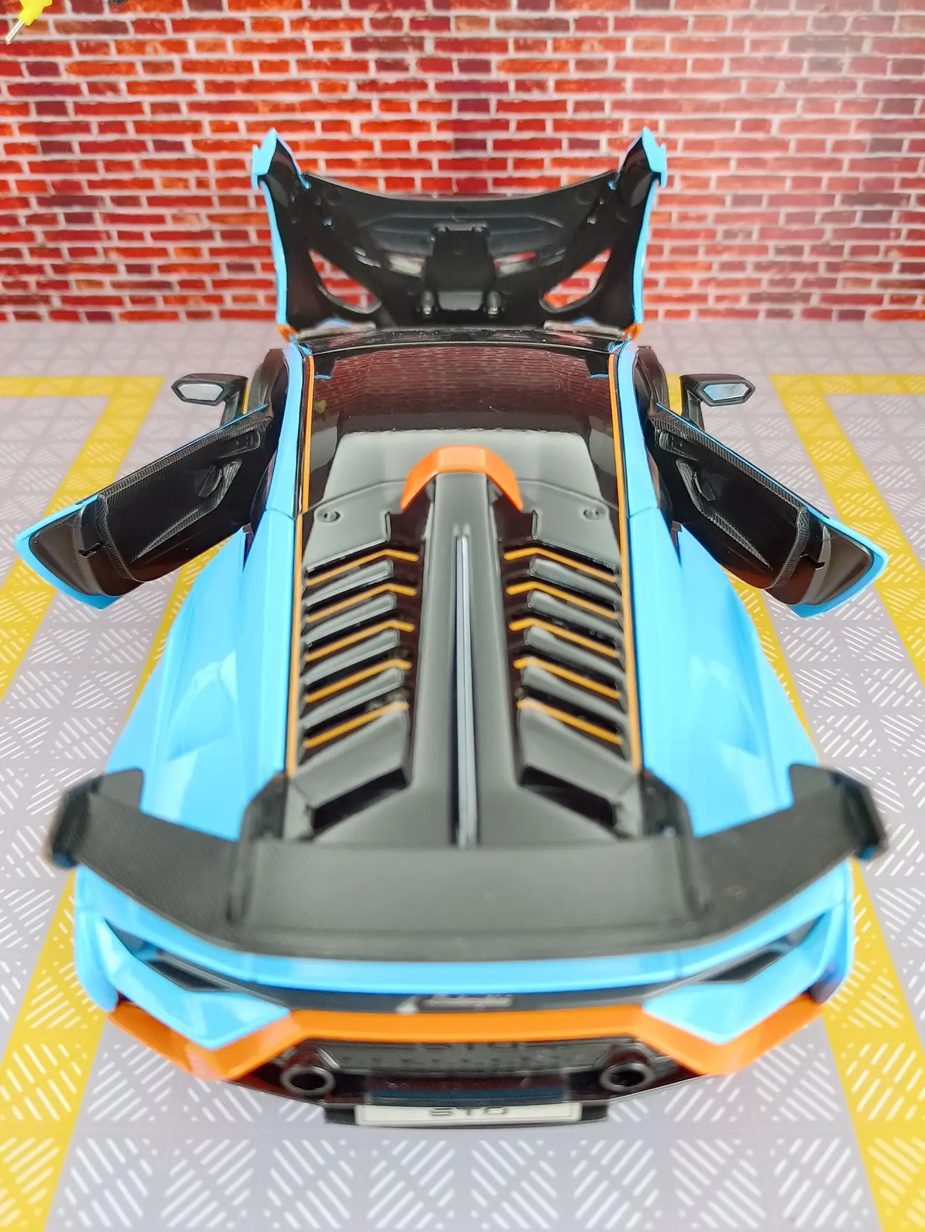 Фото Растар 1:18 Lamborghini Huracan STO Суперкар Модель автомобиля Игрушечная машина двери с обеих сторон, которую можно открыть тонкое качество изготовления №1