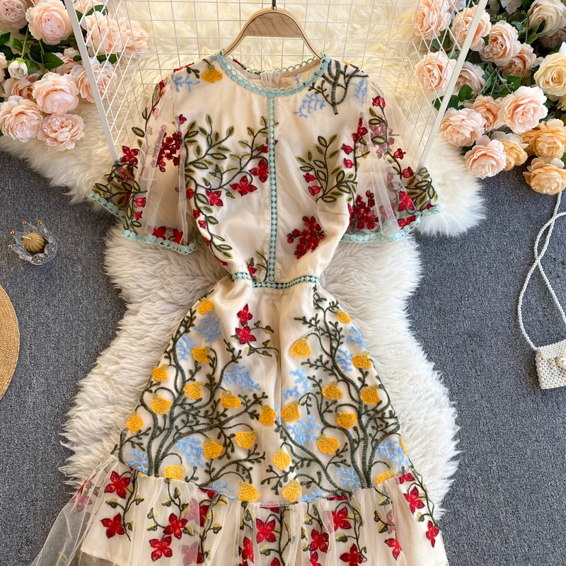 

French retro Court Style Embroidered high-end dresses round neck short sleeve slim fit, light familiar style, chic fashion
