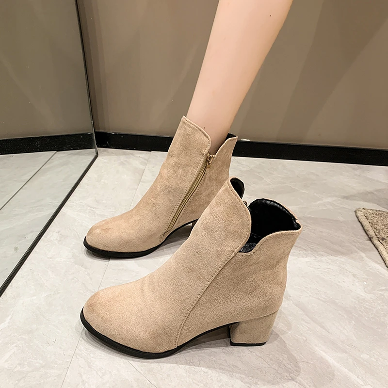 

Новые модные женские осенне-зимние ботильоны из флока без шнуровки с круглым носком на устойчивом каблуке однотонные повседневные черные/в...