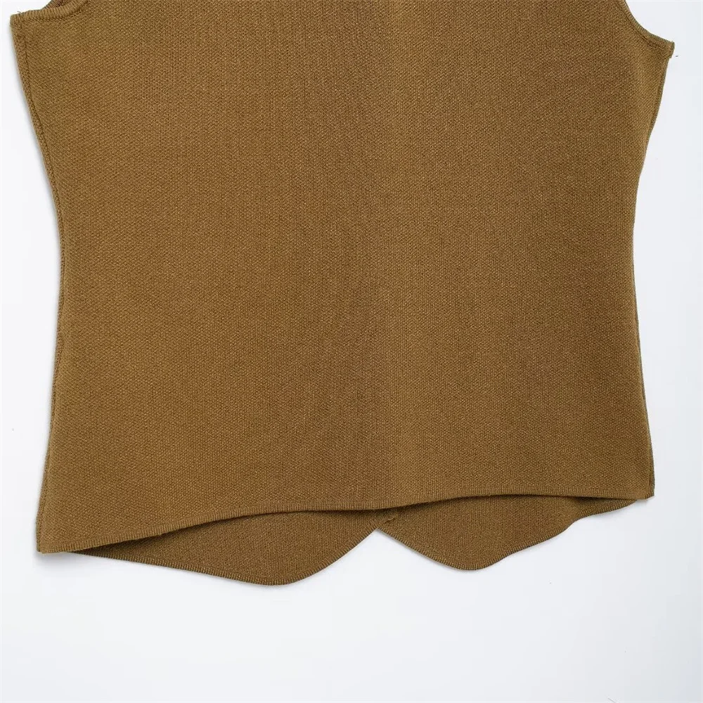 Женский трикотажный топ без рукавов с нашивкой