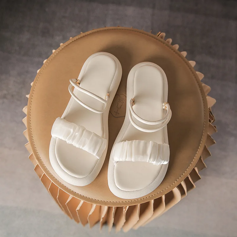 Тапки женские на низкой платформе сланцы пляжная обувь с заклепками роскошные