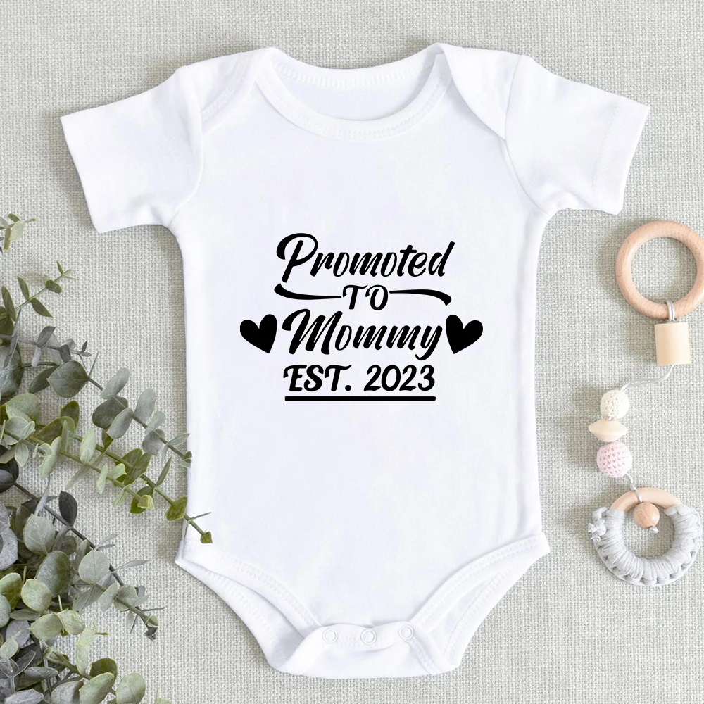 

Комбинезон детский с коротким рукавом и надписью «Mommy EST.2023»