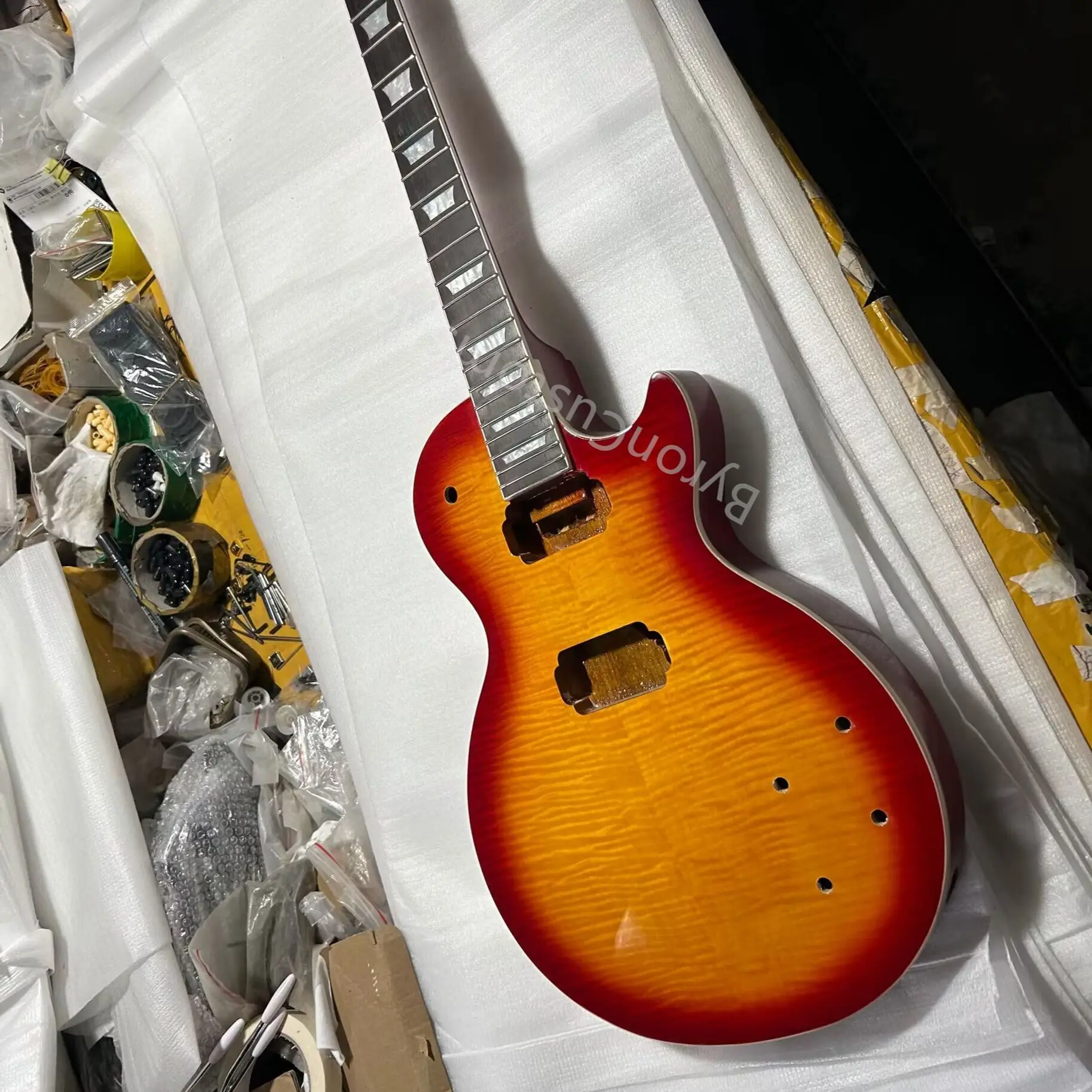 

Новая высококачественная электрогитара «сделай сам» из красного дерева Стандартный комплект гитары
