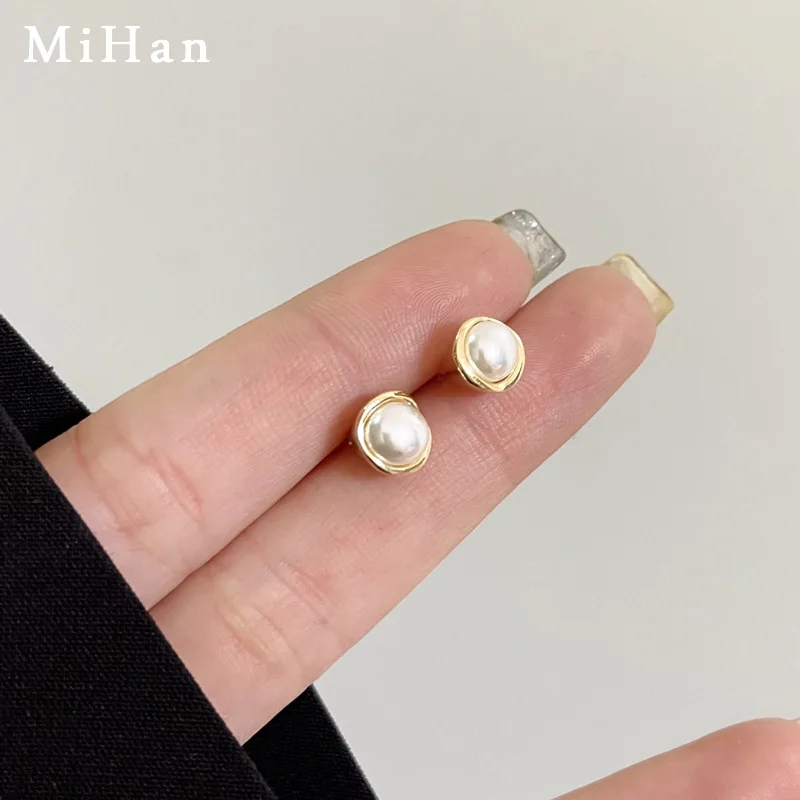 

Korean minimalist small pearl earrings minimalist mini short style inset style