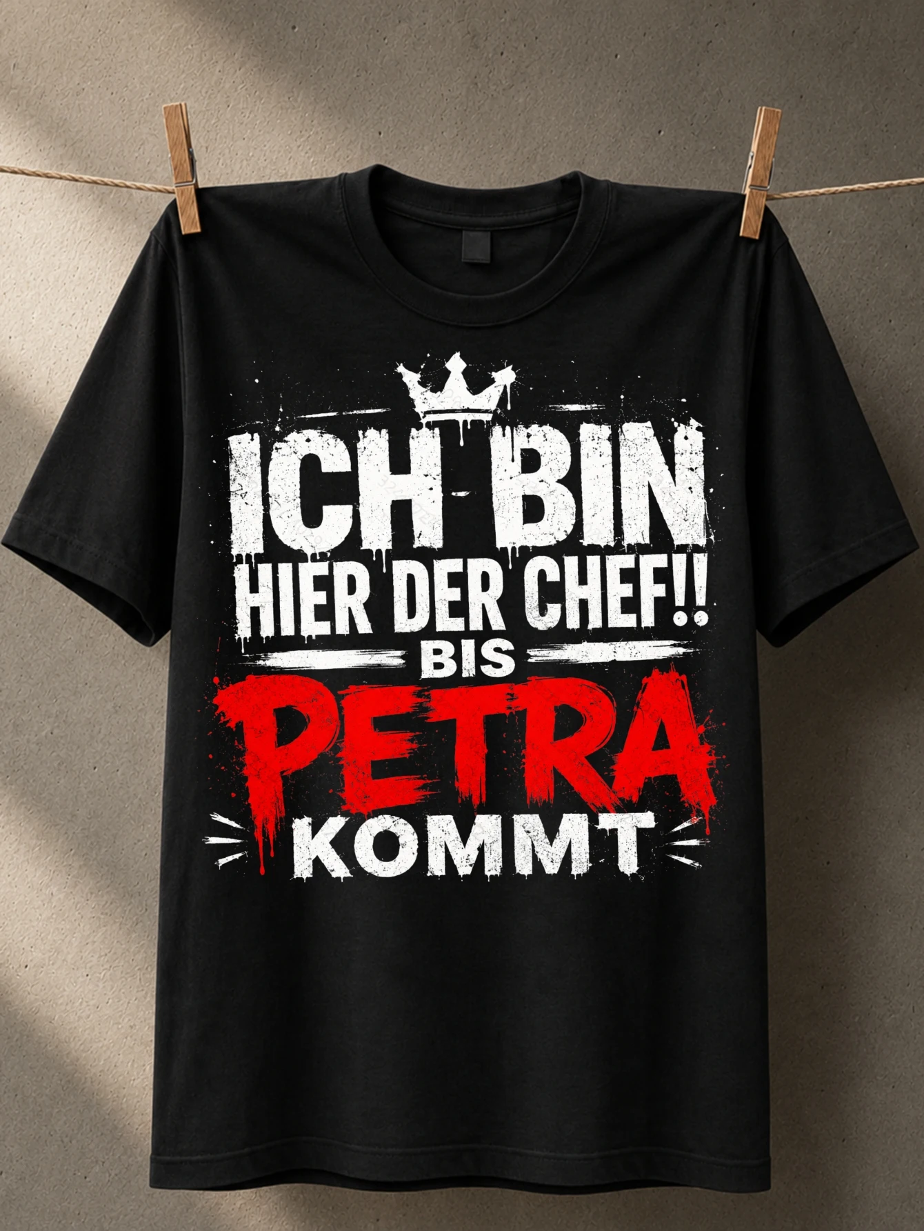 Фото Футболка унисекс с эффектом потертости, с надписью Petra Boss, немецким текстом Ich Bin Hier Der Chef, красными буквами Petra и короной. №1