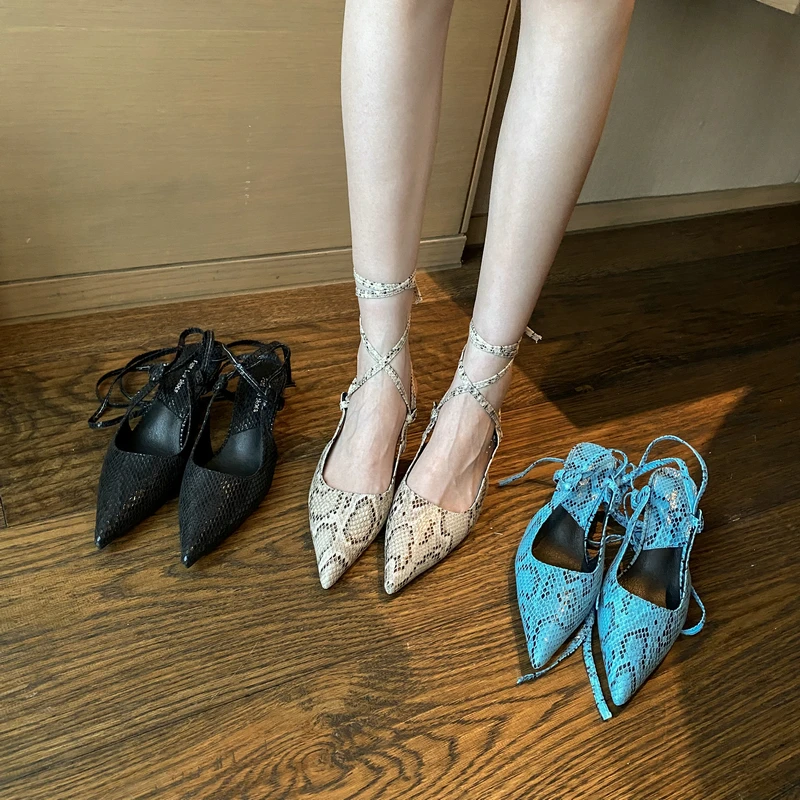 

Женские босоножки со змеиным принтом, босоножки с острым носком, на тонком среднем каблуке, синие, черные, бежевые босоножки с ремешком на щи...