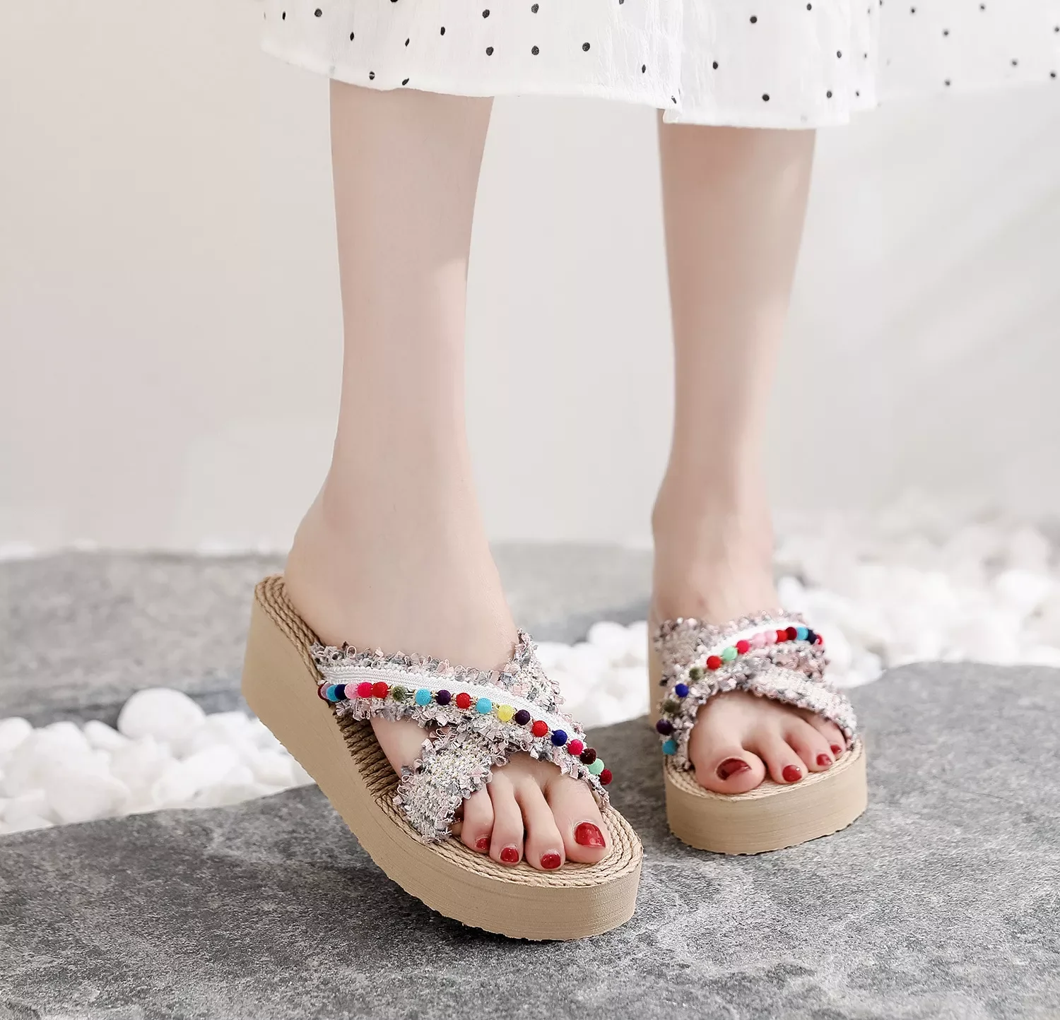 

2023New word procrastinates fashion platform ins lace wear cool slippers female summer new pinch out sea beach shoes